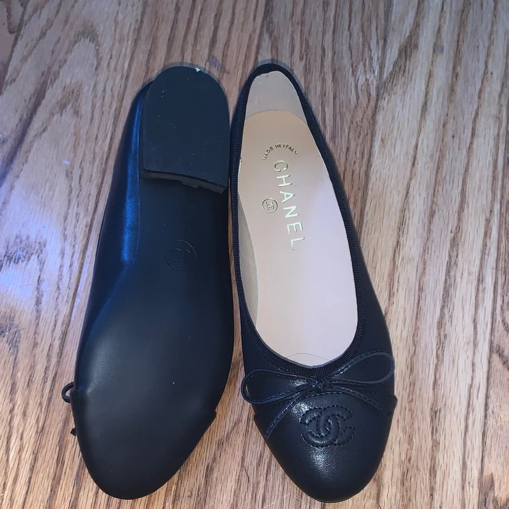 CHANEL Black Leather Cap-Toe Bow Ballet Flats